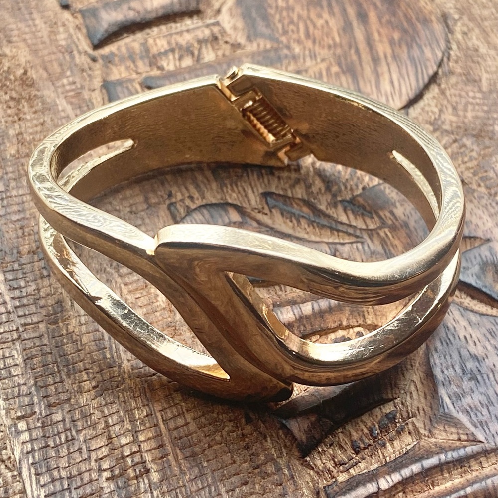 Chic Gold Women's Bracelet